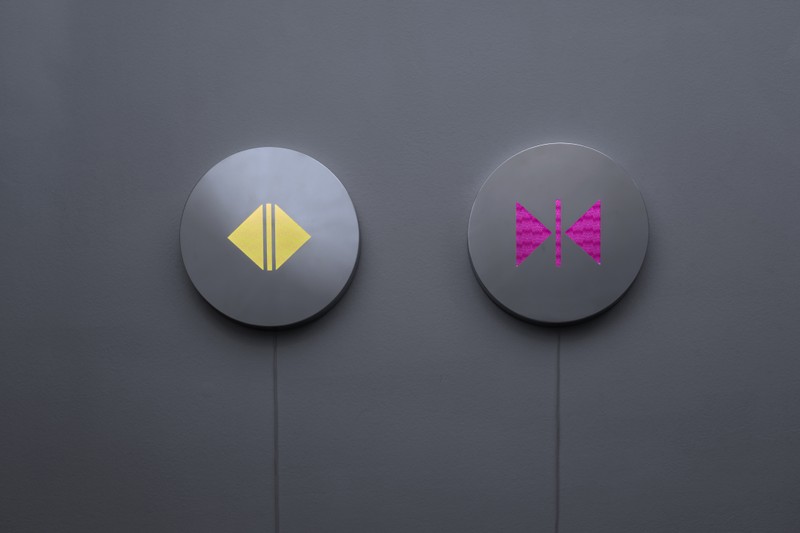 김윤경 Kim Yunkyung-Open,close_2507 열림, 닫힘_2507, 2025, Light panel, Stainless steel, Dia.38*d4.5cm, 2pcs