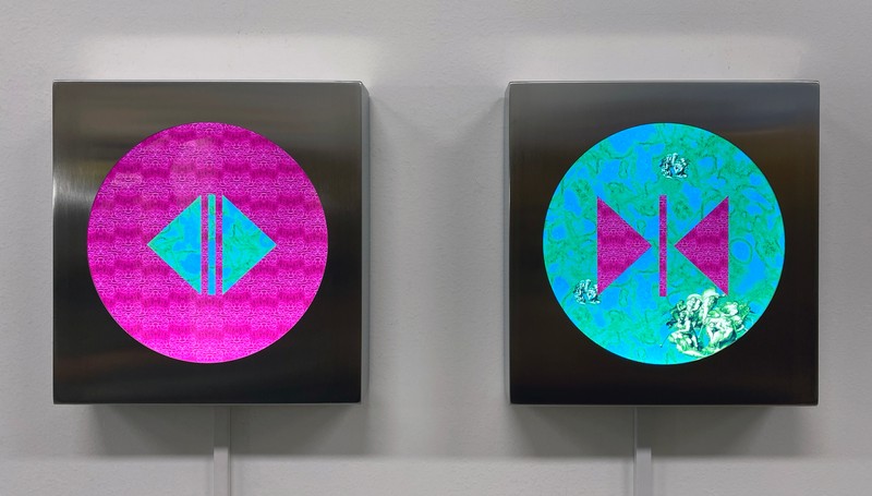 김윤경 Kim Yunkyung-Open, close_green angels 열림, 닫힘_초록빛 천사들, 2025, Light panel, stainless steel, h29.5*w31*d6cm,2pcs
