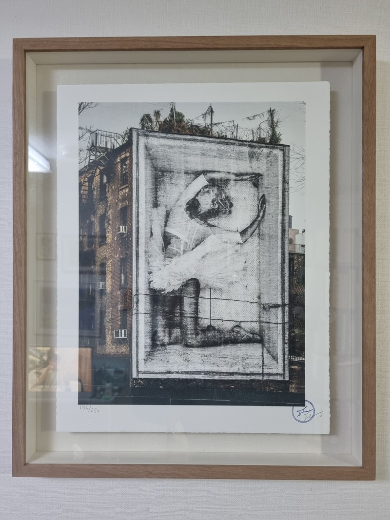 제이알(JR)-Ballet, Ballerina in crate, East Village, New York City, 2015